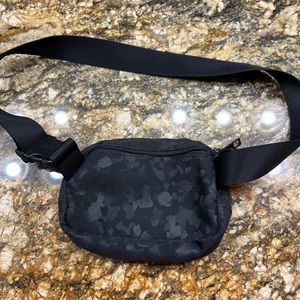 Lululemon black camp belt bag